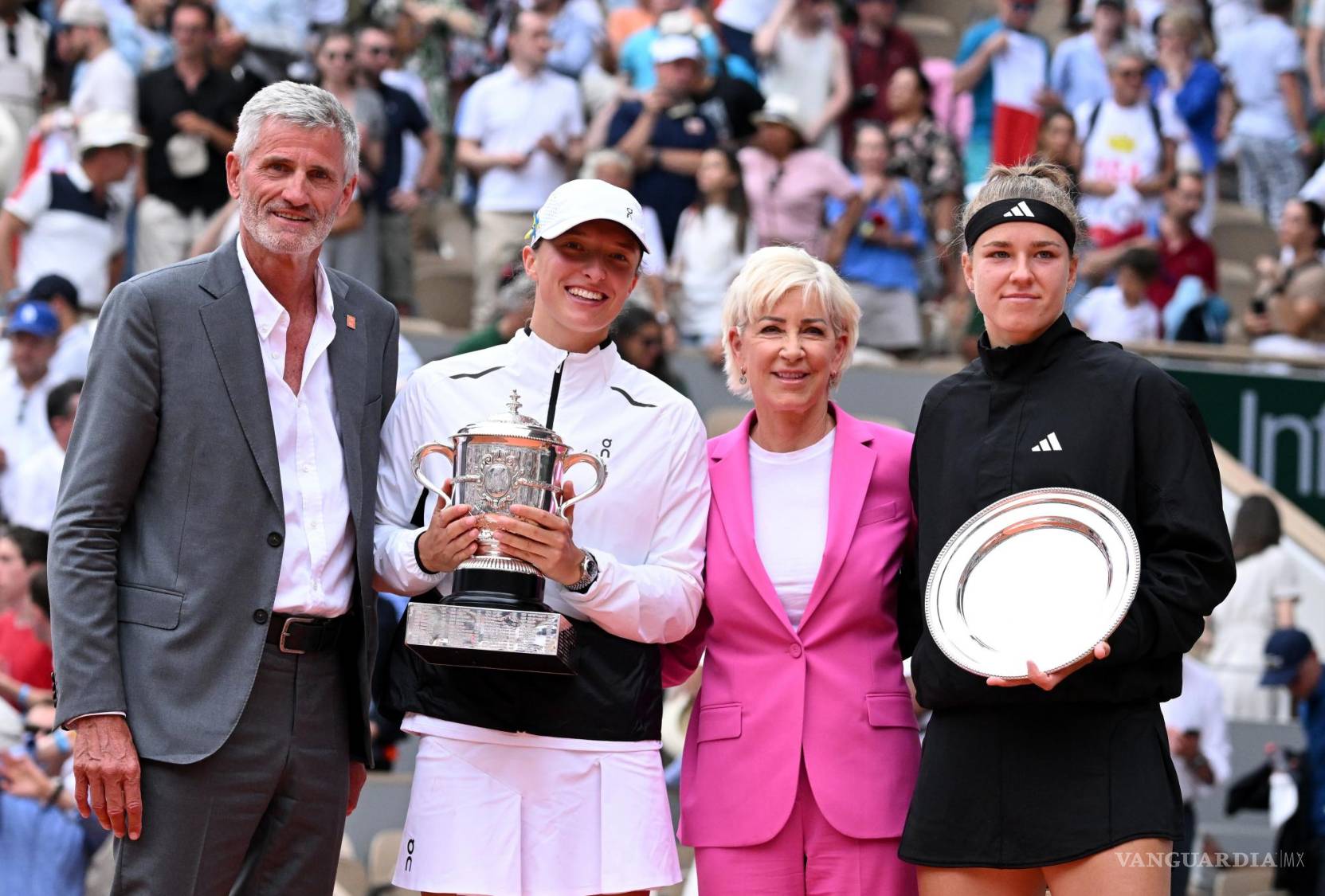 $!Swiatek y Muchova posaron juntas con sus respectivos trofeos para tomarse la icónica foto al final del encuentro.
