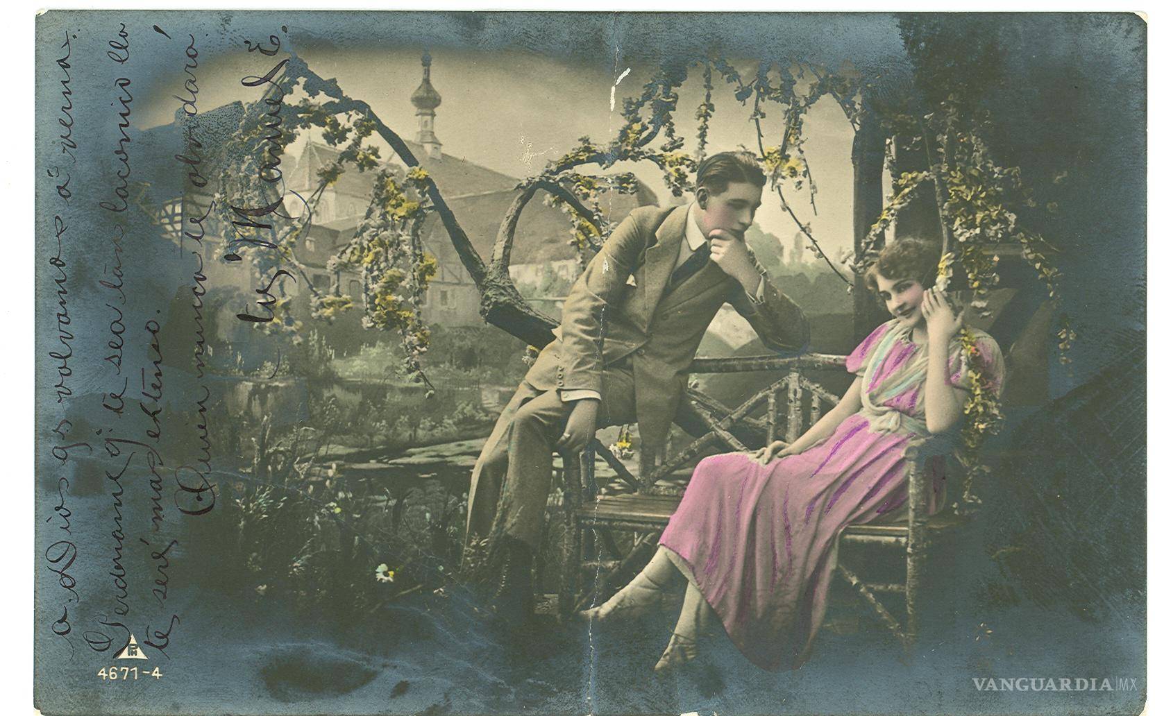 $!Manuel en verdad estaba enamorado. Esta postal fue escrita desde Parras, en agosto de 1921. Al frente se ve una pareja sobre una banca de madera. Las ramas de un árbol se extienden detrás. Sobre está imagen, el hombre ruega a Dios por ver a su amada y pide perdón por ser tan breve. En el reverso, en cambio, se explaya diciendo que hasta esa fecha no se ha podido encontrar con una tal Julia para recoger un encargo de la mujer todavía anónima. Después le repite lo triste que está sin ella, que no sea “ingrata”, que le mande su retrato y le escriba pronto.