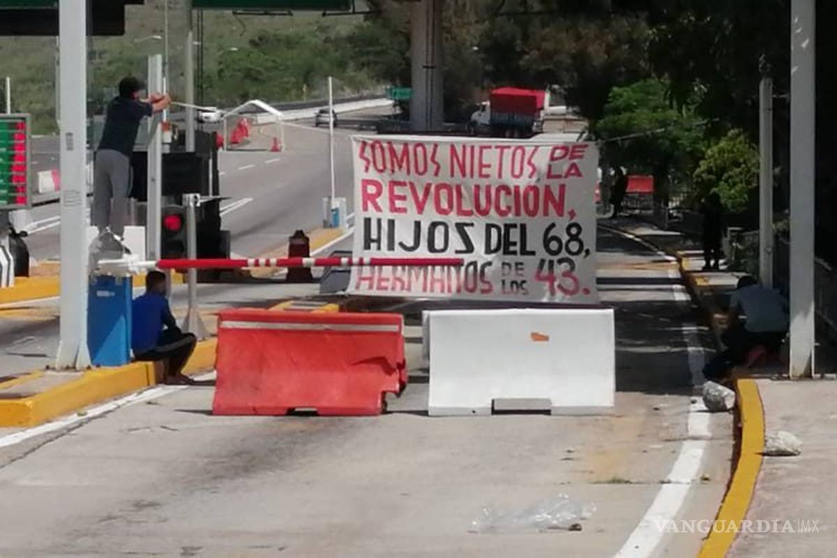 Normalistas de Ayotzinapa toman casetas de Acapulco, CAPUFE recomienda extremar precauciones