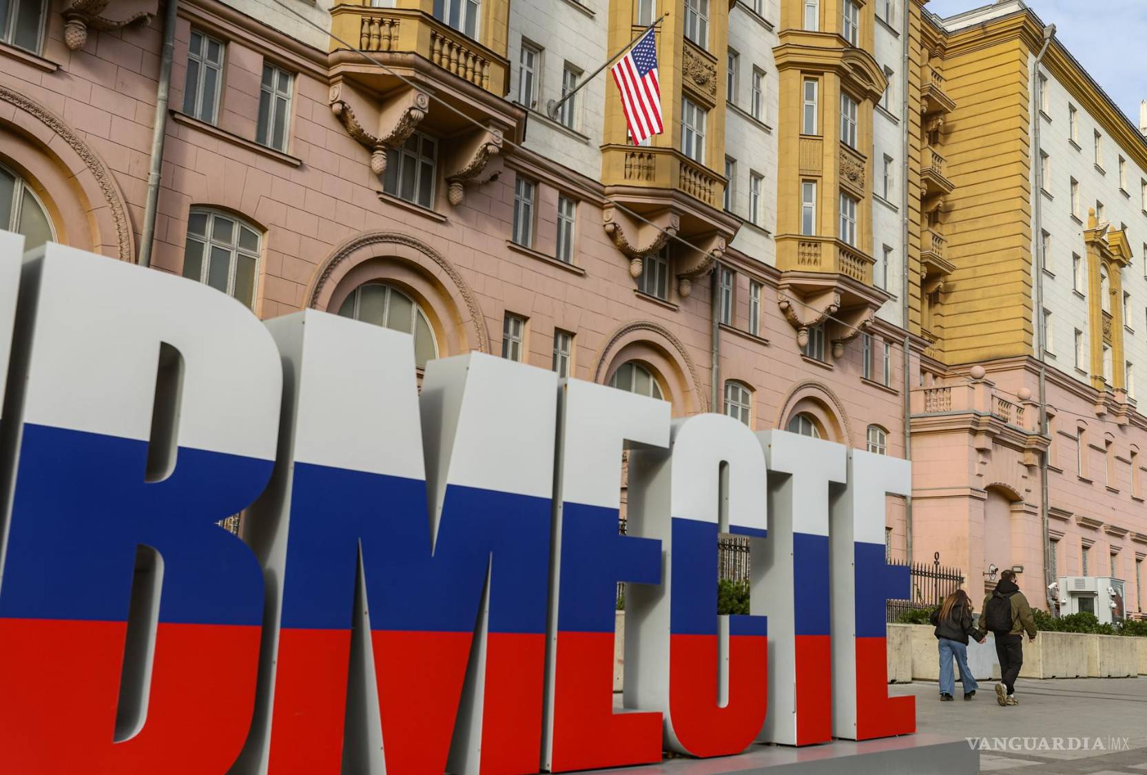 $!Un cartel reza “Estamos juntos” mientras una bandera estadounidense ondea en el edificio principal de la Embajada de Estados Unidos en Moscú, Rusia.