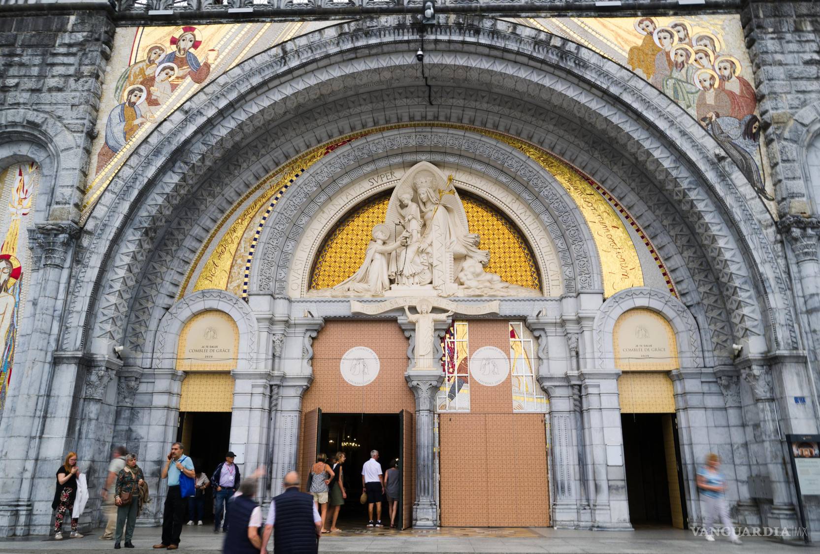$!Varias personas entran en la basílica de Nuestra Señora del Rosario en Lourdes, en el suroeste de Francia, el 8 de septiembre de 2026.