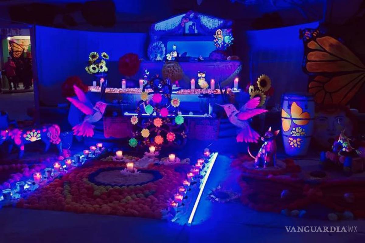 Saltillo: recuerdan alumnos del CAM a maestra Guadalupe Sabina; realizan creativo altar de muertos en neón