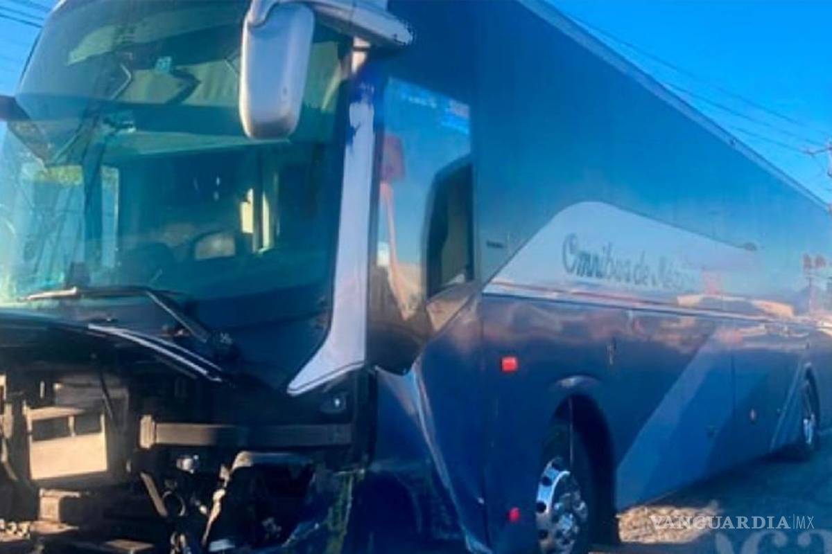 Circula a exceso de velocidad y choca a camión de pasajeros en carretera Sal-Mon