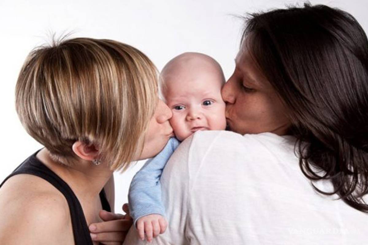 DIF aprueba preadopción de menores a dos familias homoparentales