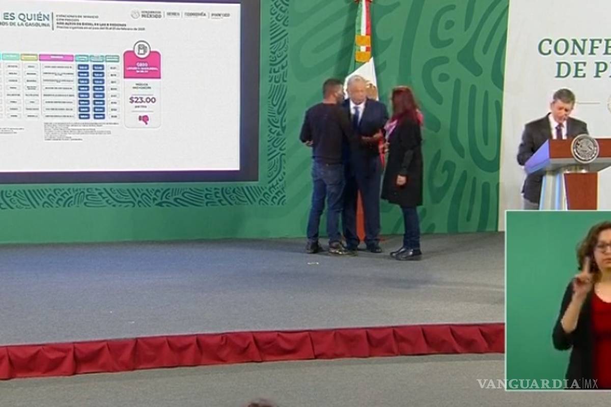 Joven sube a estrado de 'La Mañanera' para hablar con AMLO; usuarios reprochan falta de seguridad