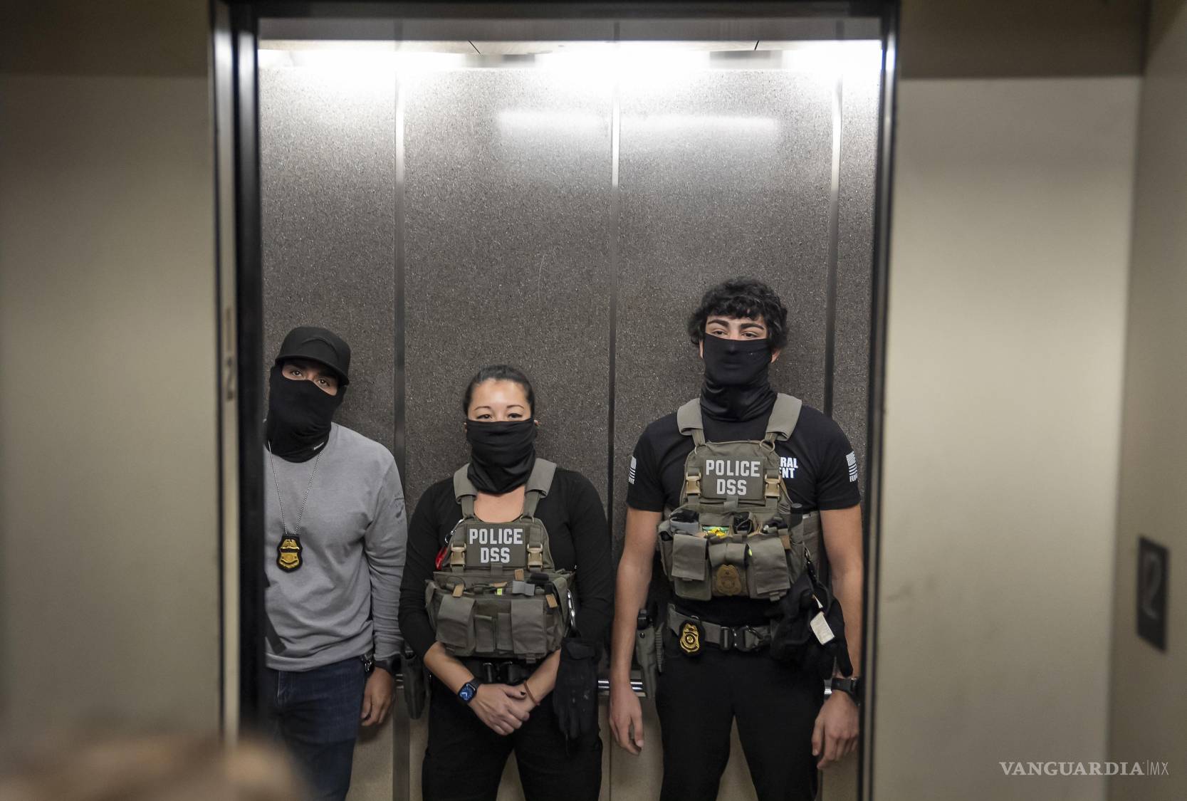$!Agentes del Servicio de Inmigración y Control de Aduanas de Estados Unidos (ICE) salen rápidamente por un ascensor en el número 26 de Federal Plaza, Nueva York.