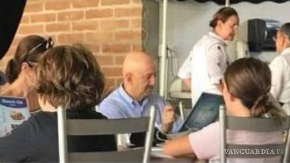 $!Captan a Salinas de Gortari comiendo mariscos en La Paz