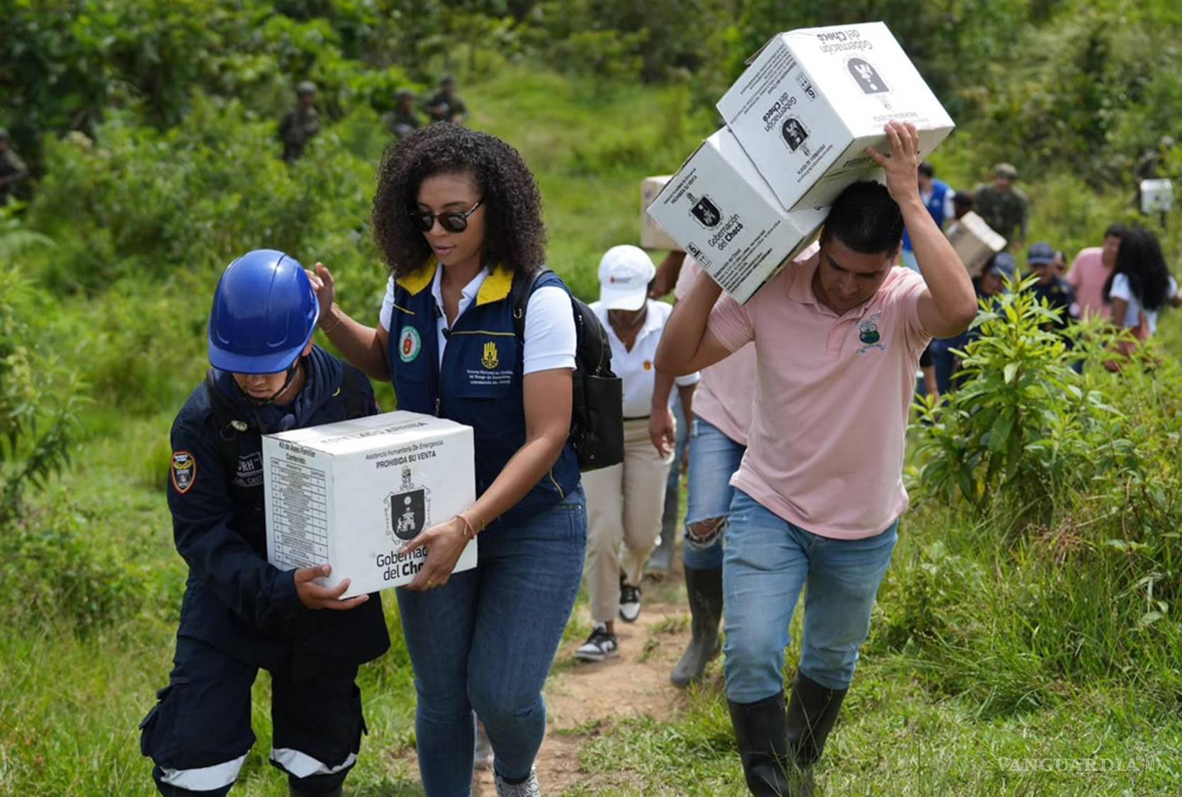 $!La gobernadora del Chocó, Nubia Carolina Córdoba (c), llega con ayudas al lugar del epicentro del terremoto con magnitud de 7.4 en San José de Palmar, Colombia.