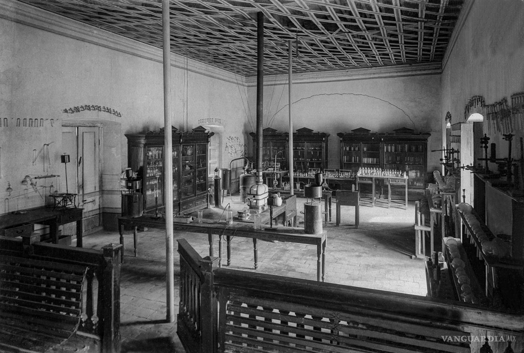 $!Esta es la primera de las postales con las que arrancamos la colección. En la imagen se ve el antiguo laboratorio de física y química del Ateneo Fuente que comprado en Hamburgo y París durante 1885.