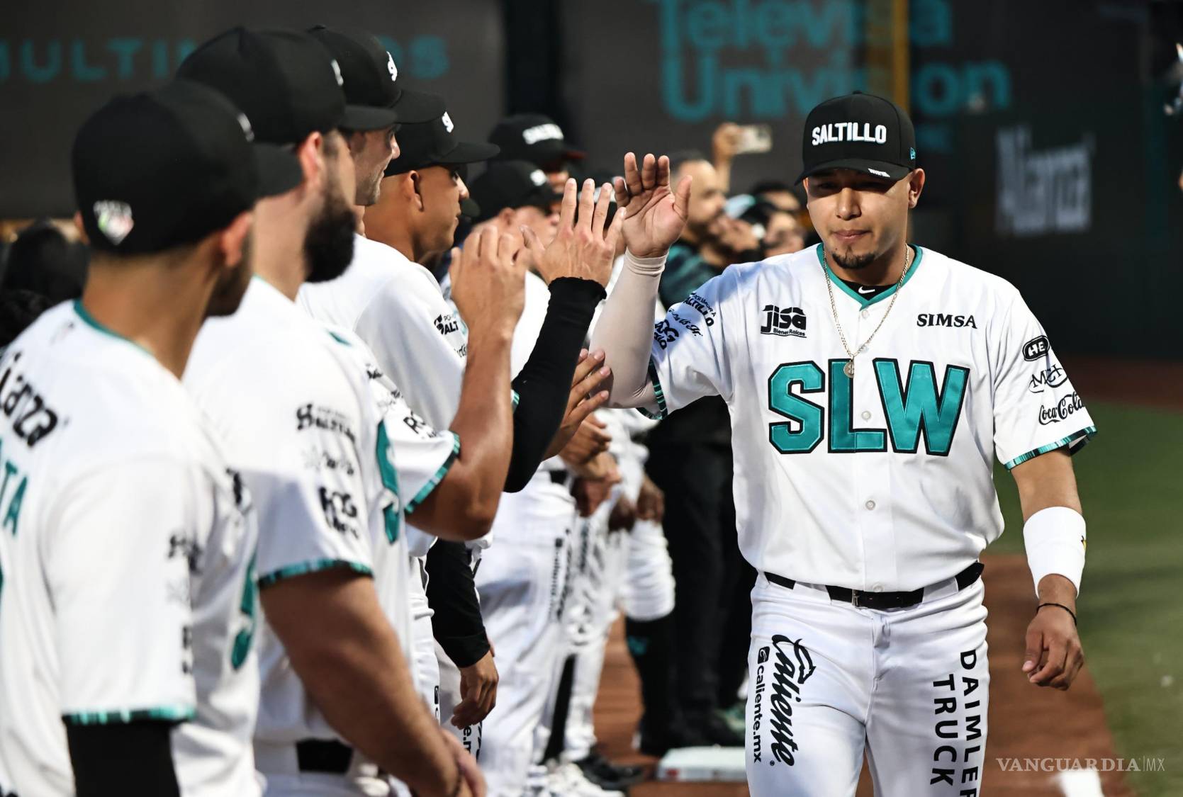 $!La salida de los Saraperos estuvo acompañada de luces, música y una ovación generalizada.