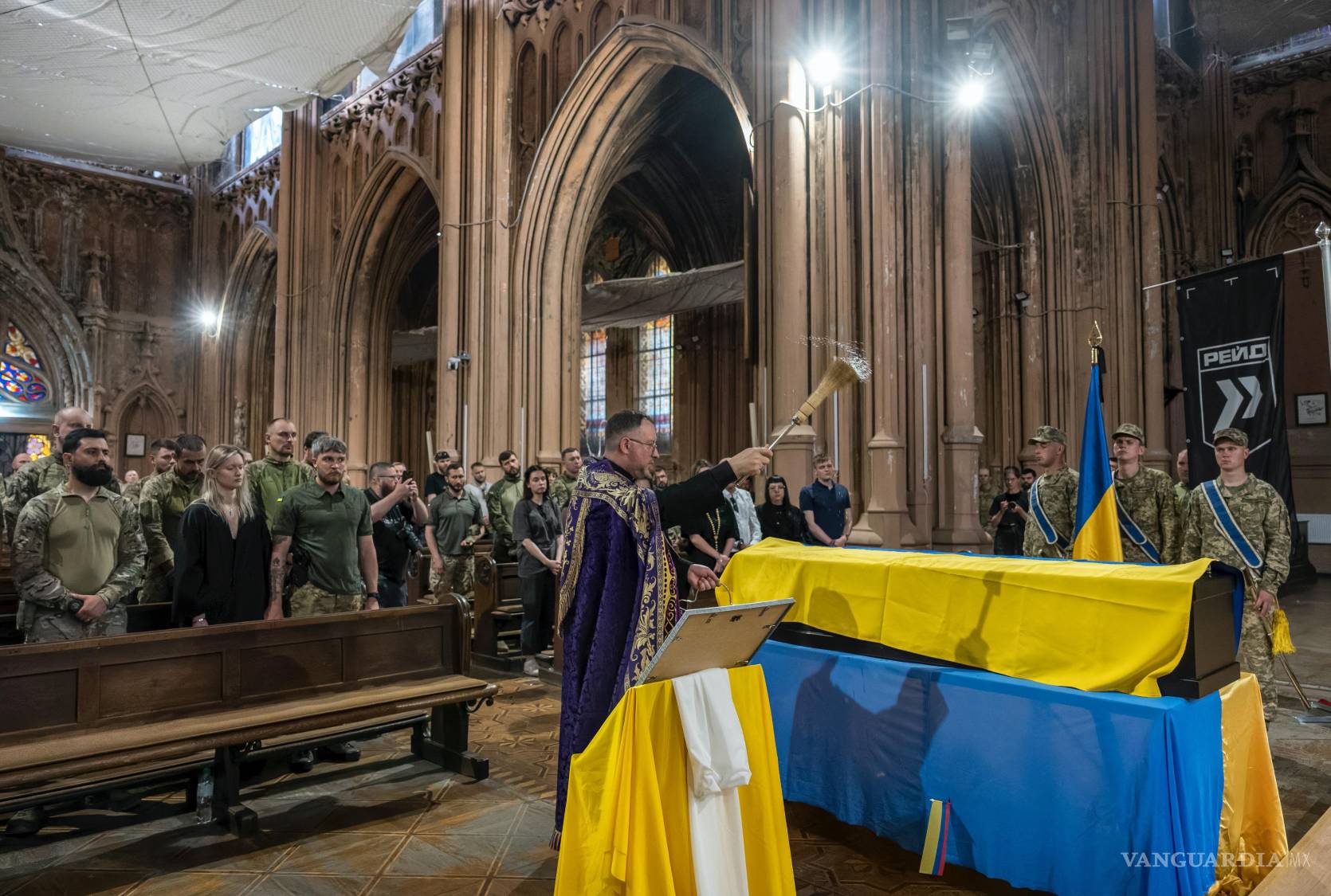 $!Ceremonia de despedida para el voluntario colombiano Jan Sebastián Restrepo Mazo en la Catedral Católica Romana de San Nicolás en Kiev, Ucrania.