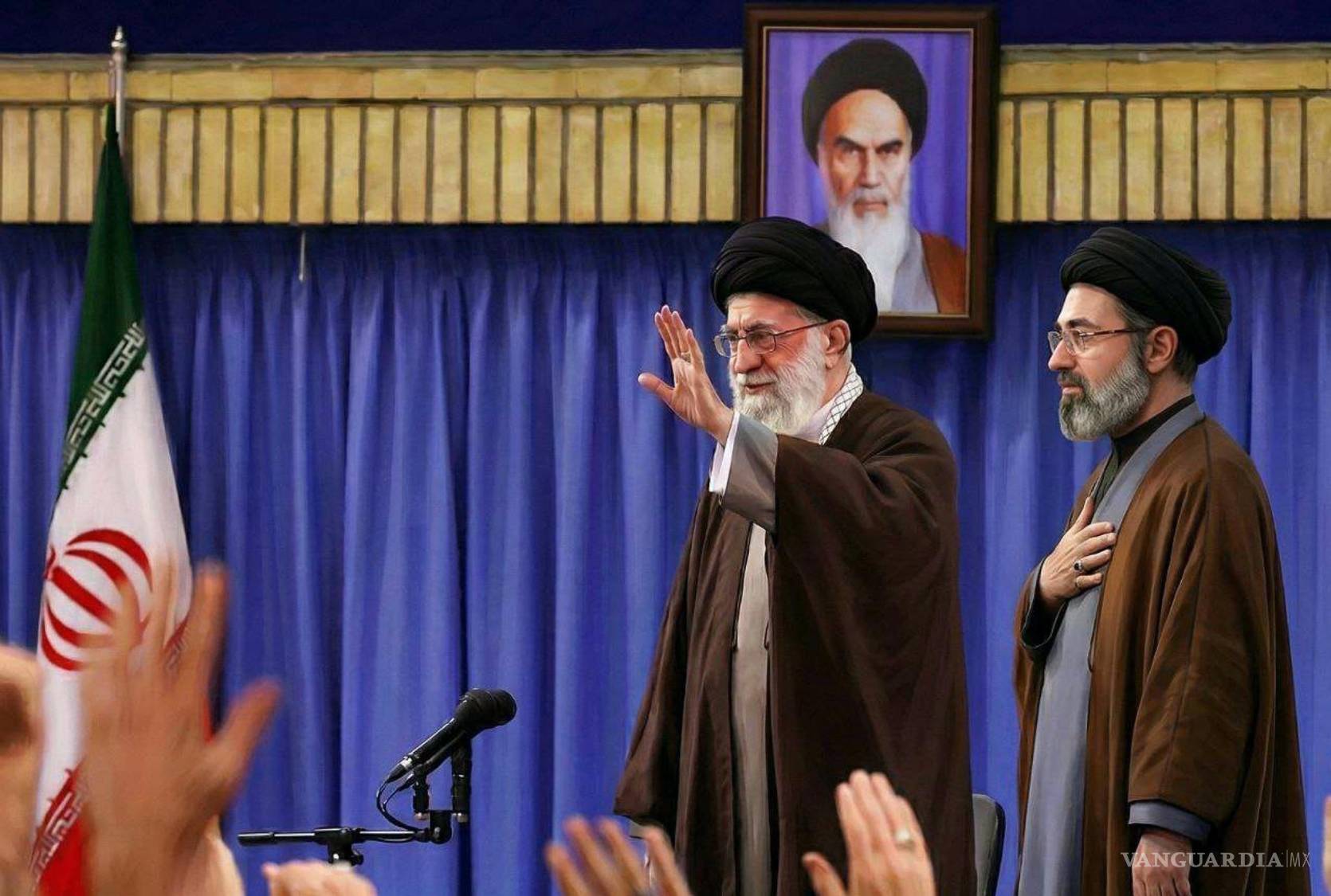 $!Imagen distribuida por la agencia MEHR que muestra a Mojtaba Jameneí (d), hijo del fallecido ayatolá, Ali Jameneí (i), fue sido elegido como líder supremo de Irán