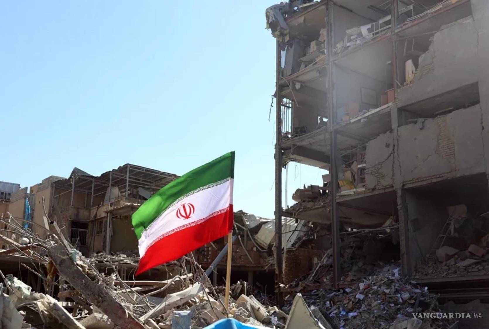 $!Una bandera de Irán ondea ante un edificio dañado en ataque aéreo contra en el centro de Teherán, este 3 de marzo.