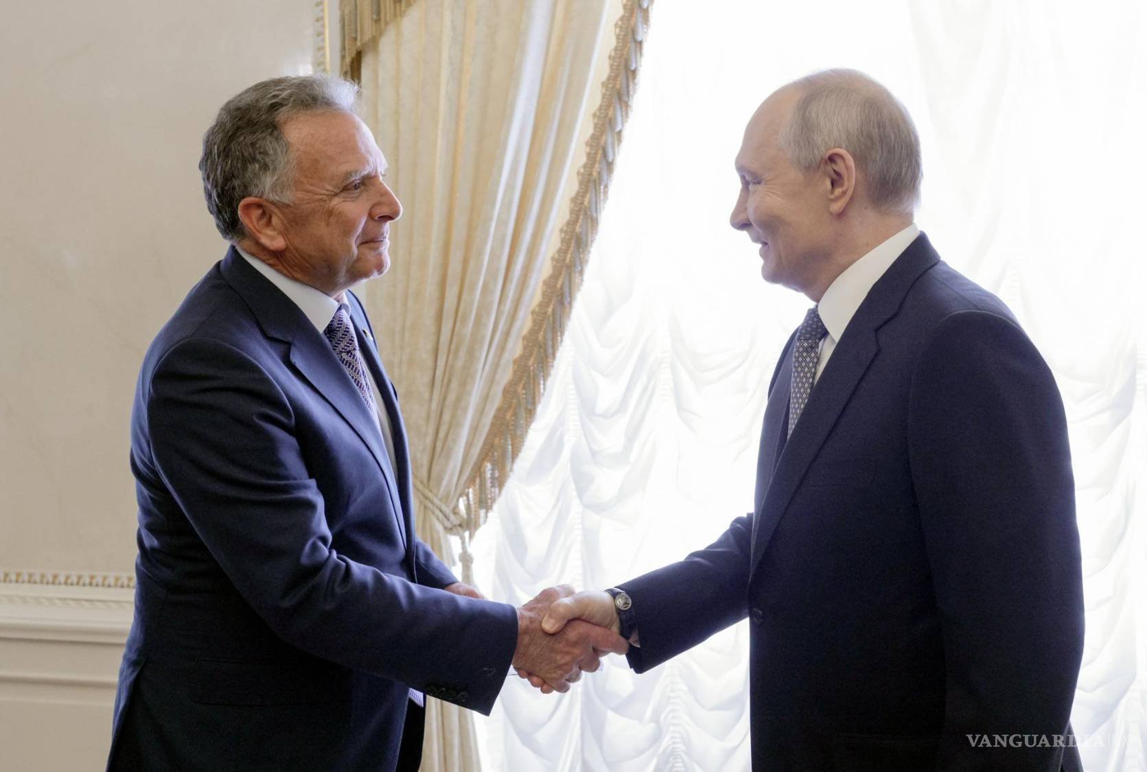 $!El presidente ruso, Vladímir Putin recibe al enviado especial del presidente de EU, Steve Witkoff, antes de una reunión en el Palacio de Constantino.