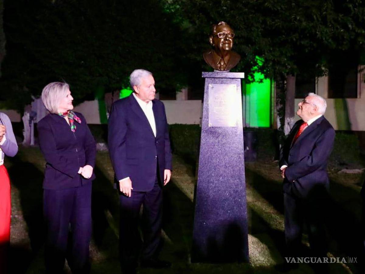 $!Una escultura en honor a Armando Fuentes Aguirre “Catón”, fue develado en la explanada del Ateneo Fuente.