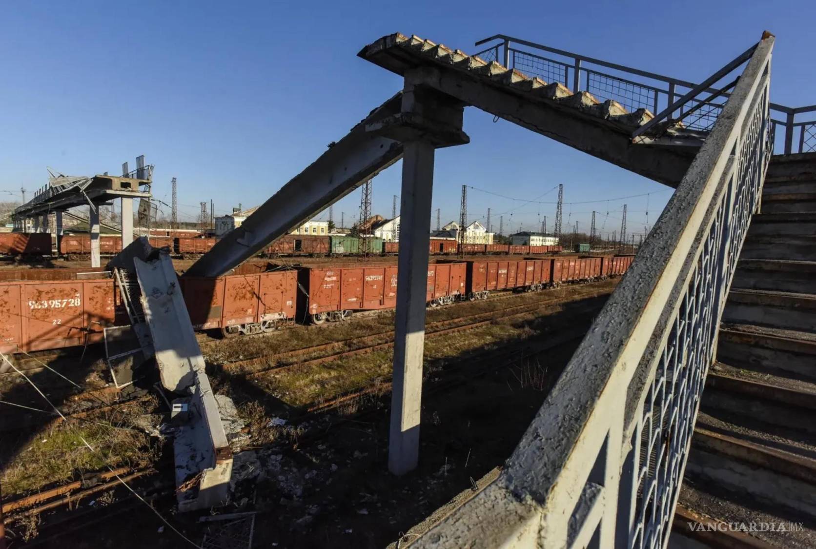 $!Puente destruido sobre las vías del tren en la localidad recuperada de Limán, en la región de Donetsk, al este de Ucrania. 26 de enero de 2023.
