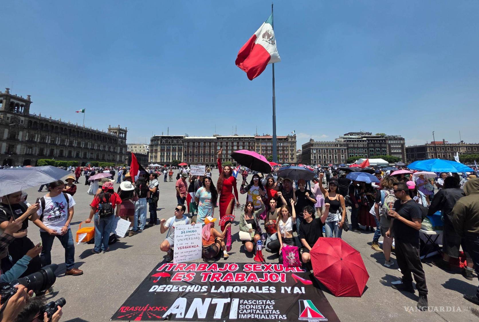 $!Trabajadoras sexuales, marcharon del Ángel de la Independencia al Zócalo, para exigir derechos laborales, esto en el marco del Día Internacional del Trabajo.