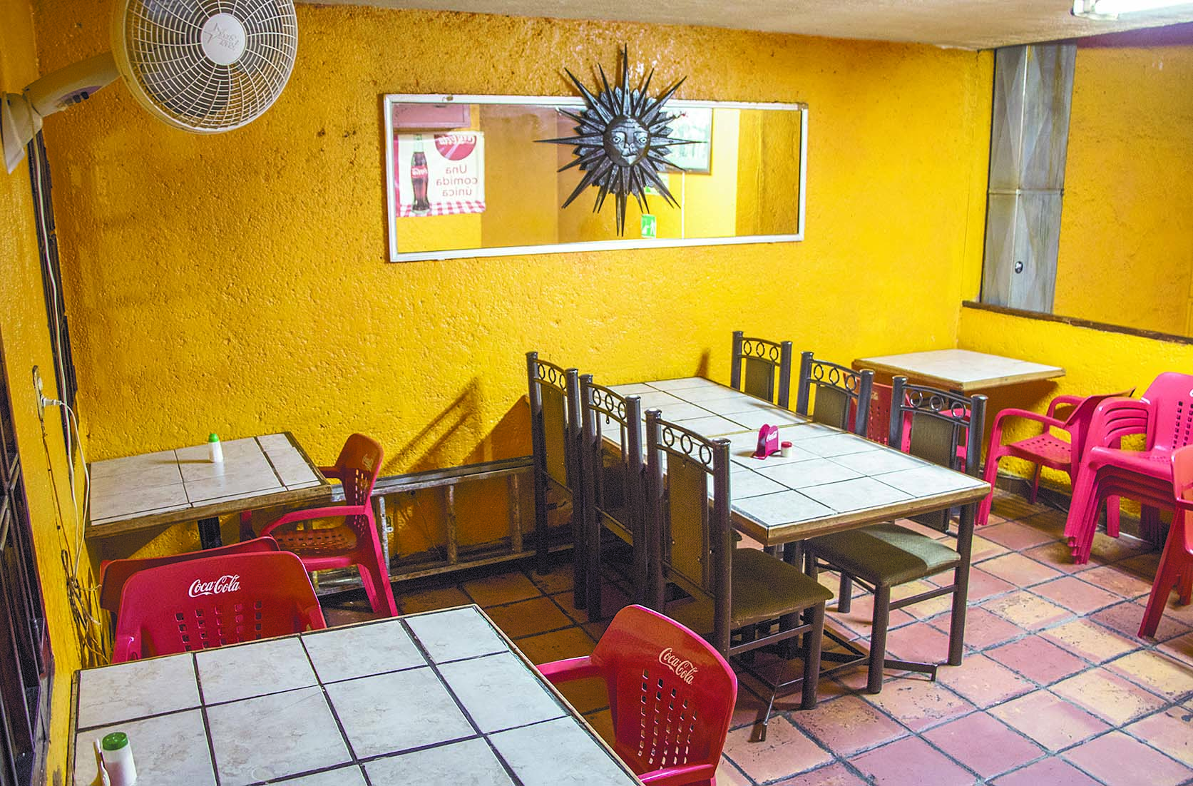 $!Enos's, con la puerta y cocina abiertas