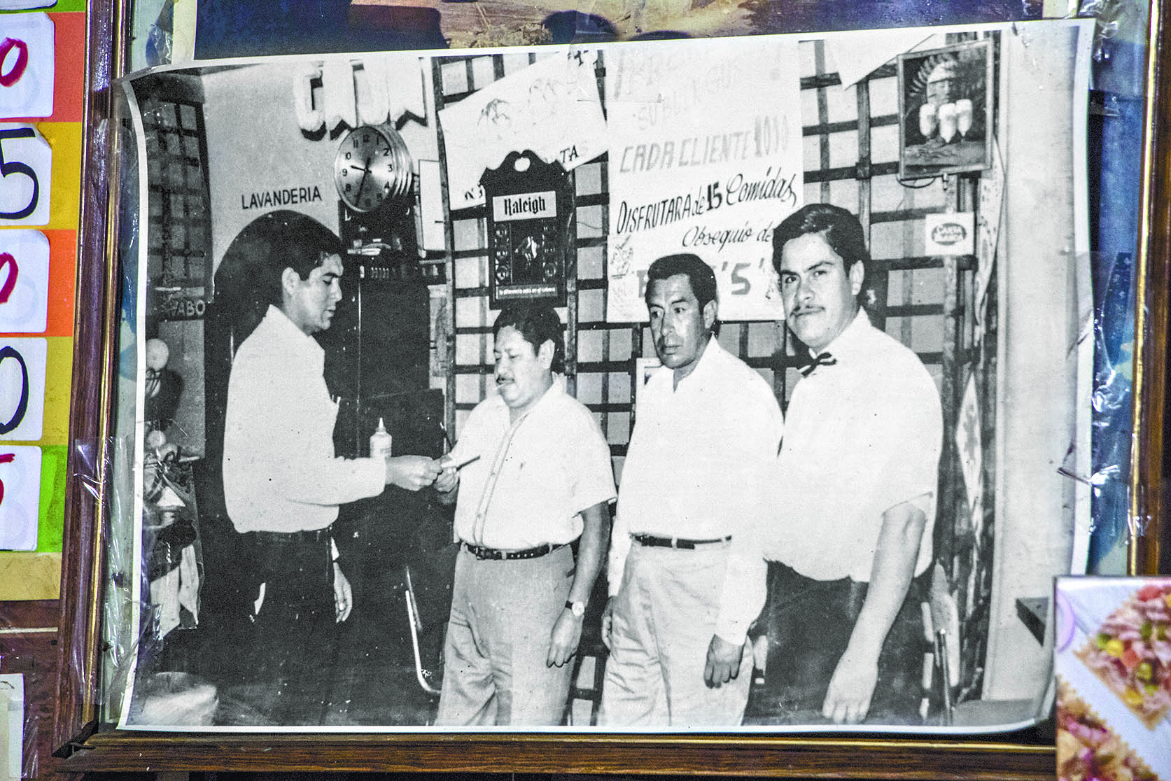 $!Enos's, con la puerta y cocina abiertas