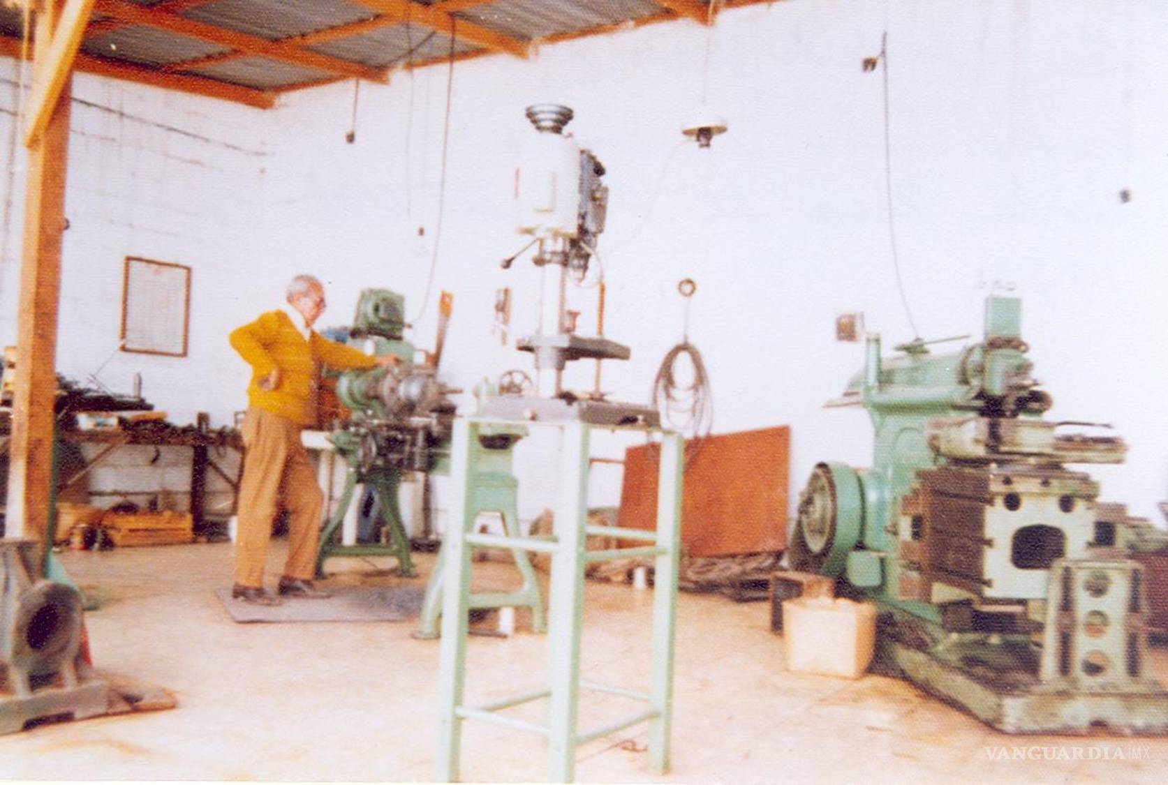 $!Felipe de Jesús Granada Valero en su taller de tornos, ubicado en Ahuizotl 638, en Saltillo. En la imagen se observan el local y la maquinaria.