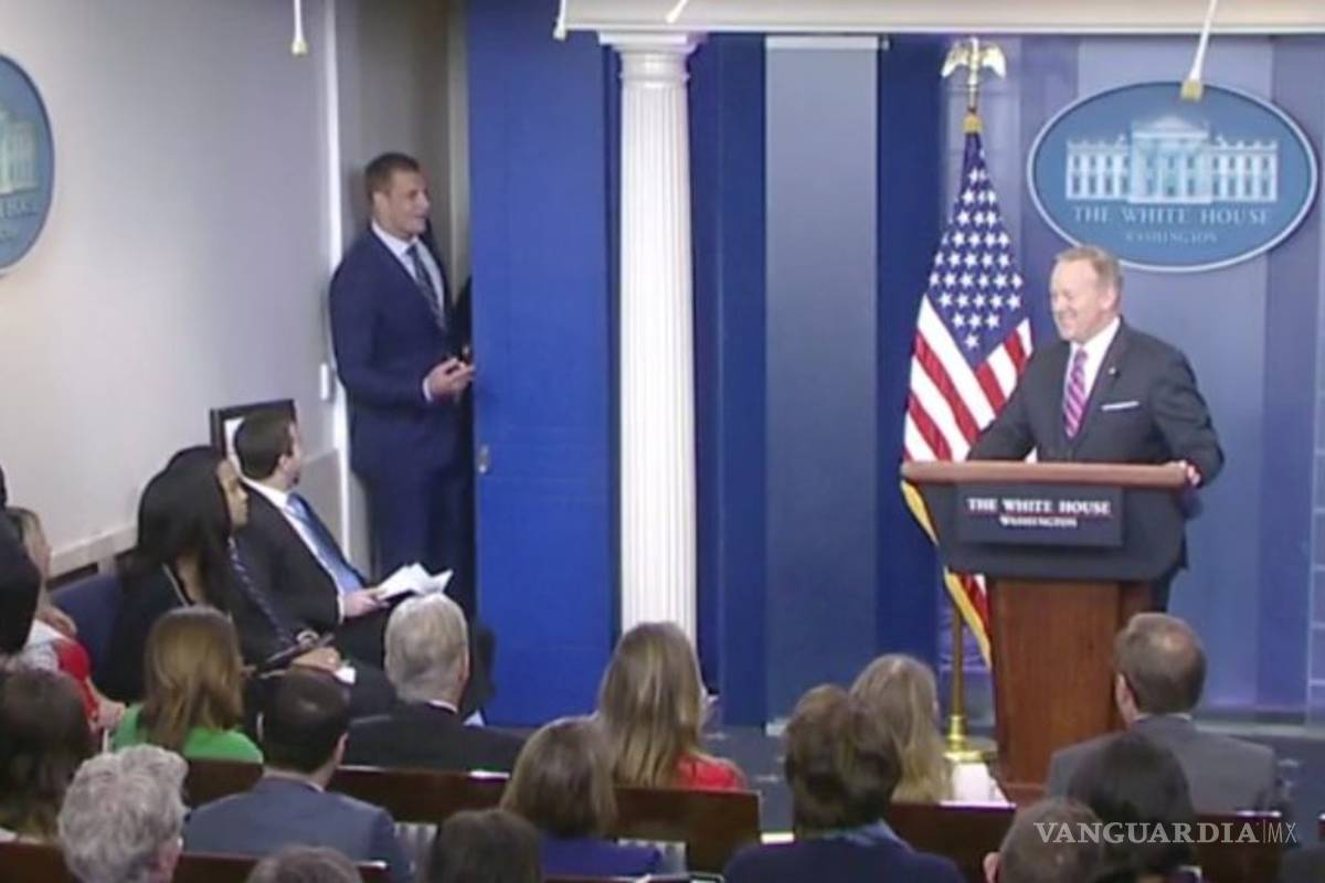 Gronkowski interrumpe conferencia en la Casa Blanca