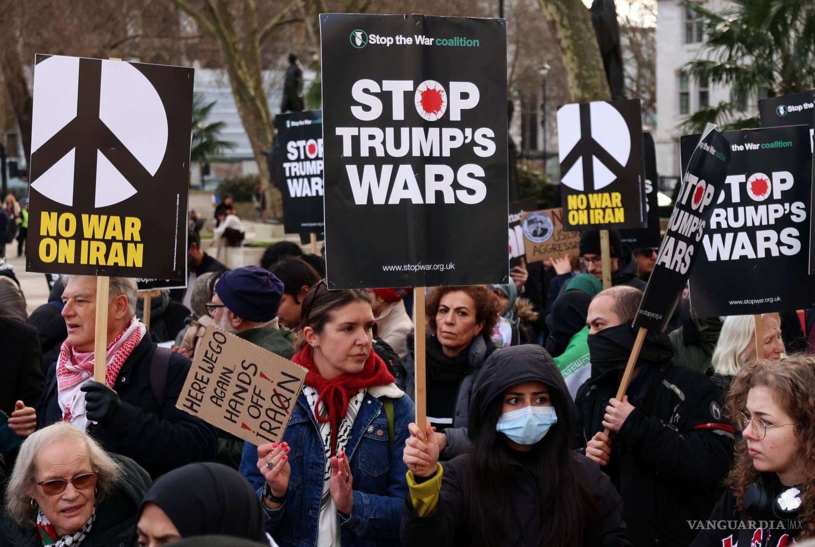 $!Manifestantes se congregan durante una manifestación “Manos Fuera de Irán” frente al Parlamento en Londres, Gran Bretaña.