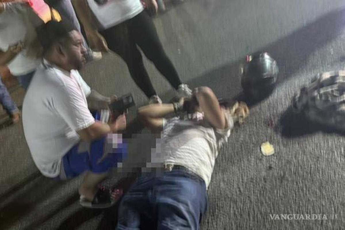 $!La motocicleta quedó dañada luego del impacto ocurrido en la colonia Valle Poniente.