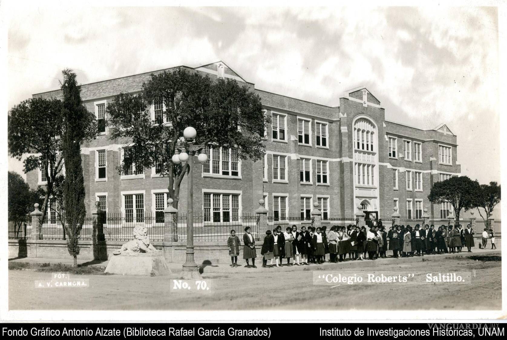 $!Alumnas frente al Colegio Roberts de Saltillo, alrededor de 1927. El plantel fue uno de los nodos educativos protestantes con los que estuvieron relacionadas algunas integrantes de la Alianza Femenil Antialcohólica de Obreras Coahuilenses. No se ha comprobado que las mujeres retratadas pertenecieran a la organización.