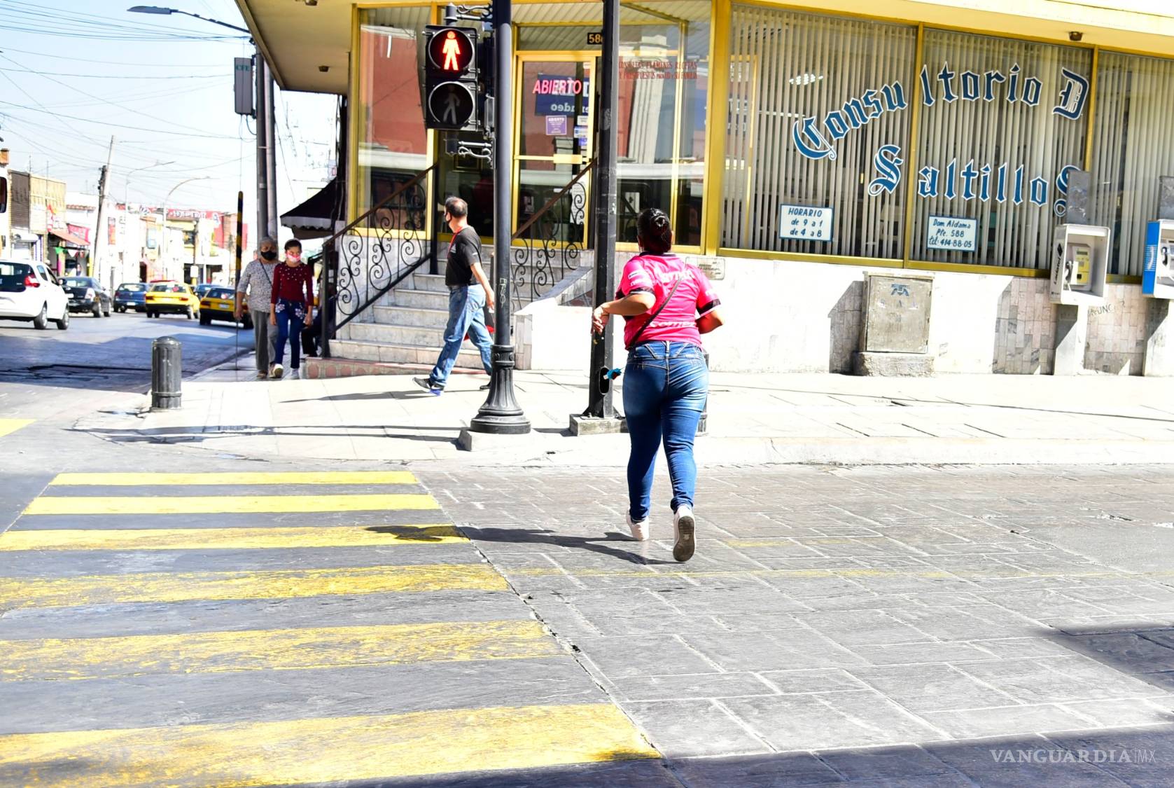 $!Ser peatón en Saltillo; la Odisea en concreto: evadir vehículos y algún insulto