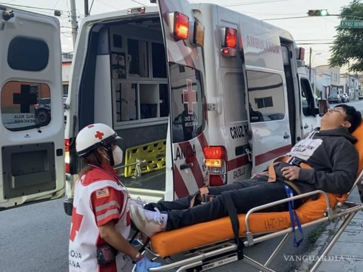 $!El joven, de aproximadamente 20 años, fue herido con arma blanca en el tórax tras resistirse al asalto.