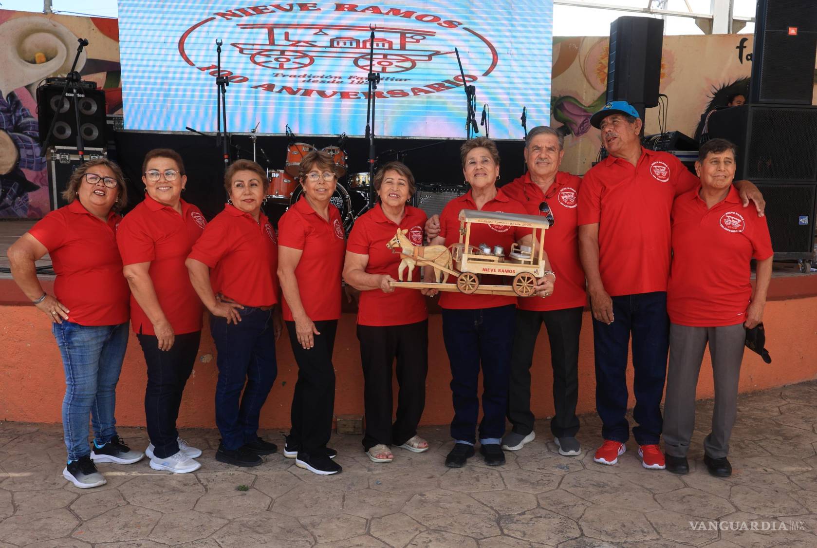 $!Descendientes de Don Víctor Ramos y María Lara ofrecieron once estantes con distintos sabores de nieve.