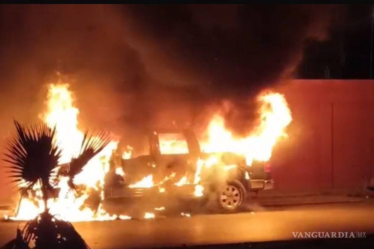 Arde camioneta tras presunta falla mecánica, en la Saltillo 2000