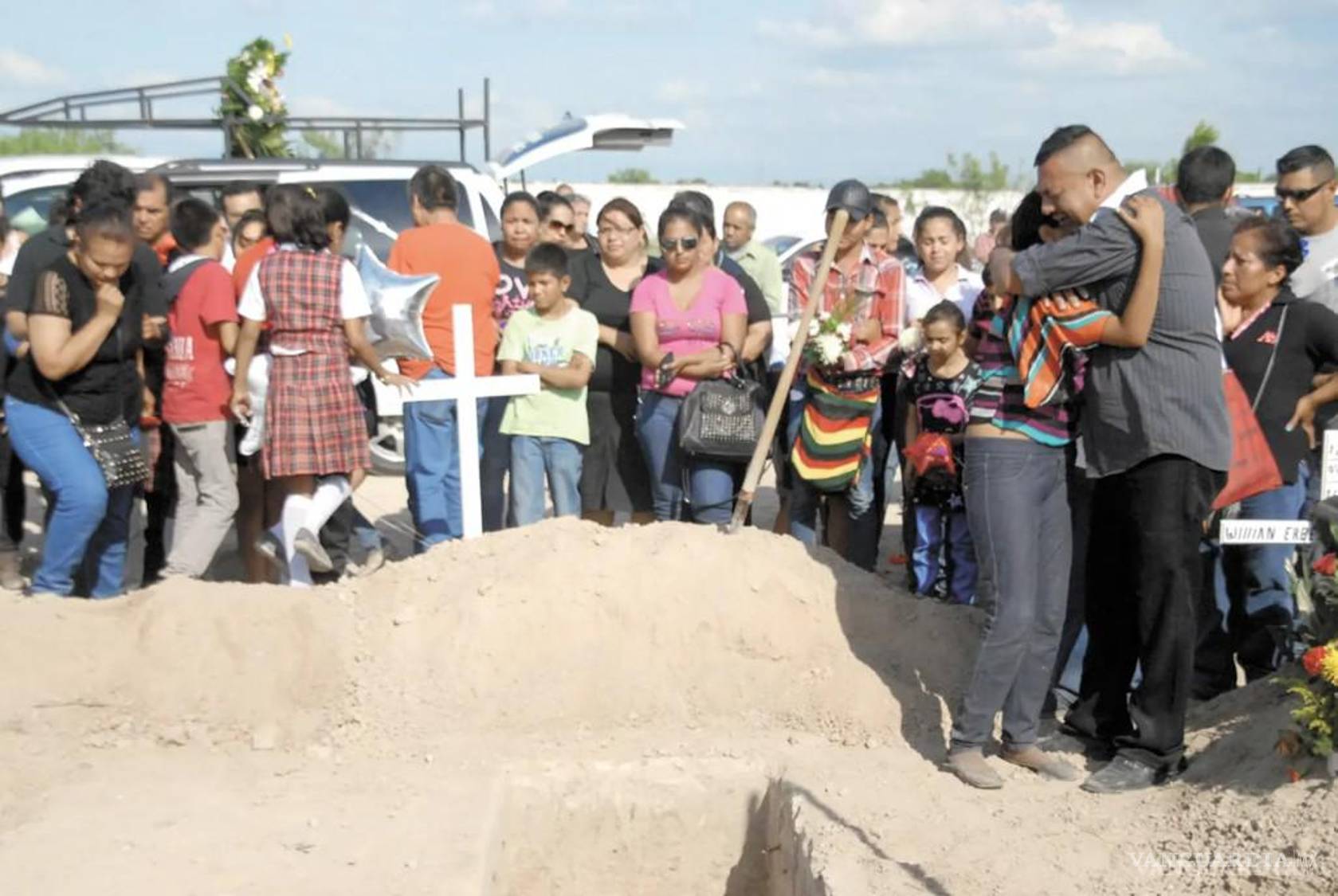 $!Hace 10 años, familiares y amigos dieron el último adiós a Diana.