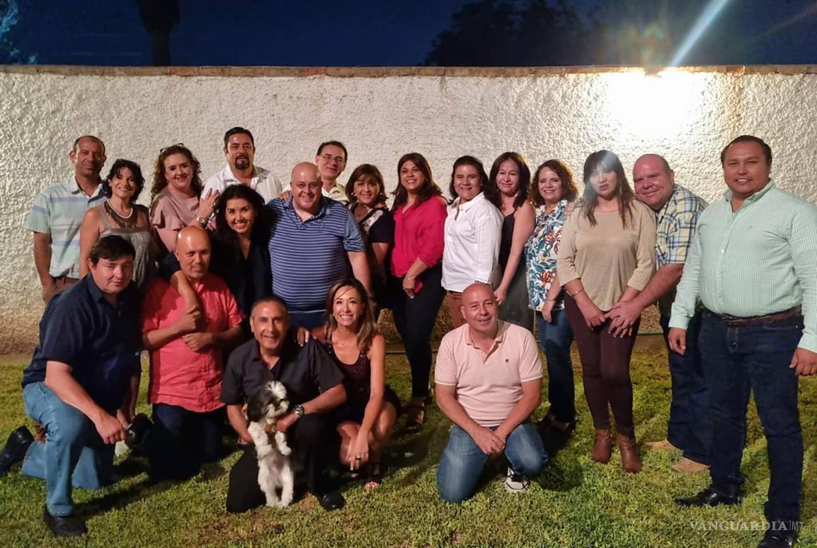 $!En Saltillo, con sus amigos y su hermana.