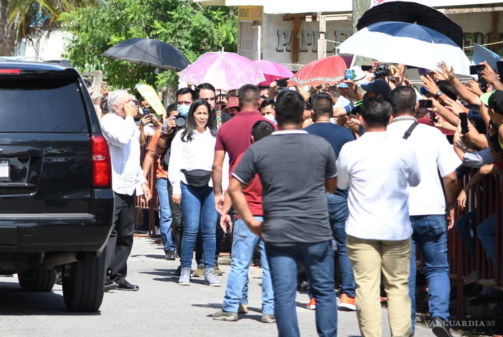 $!De acuerdo al portal Guacamouly.com, con una tierna y apasionada fotografía de ambos besándose.