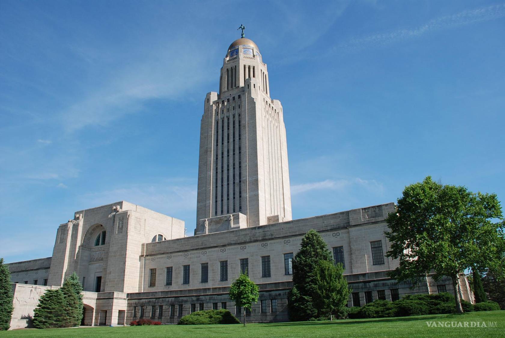 $!El gobernador de Nebraska respalda la campaña del ICE, pero emplea a trabajadores indocumentados