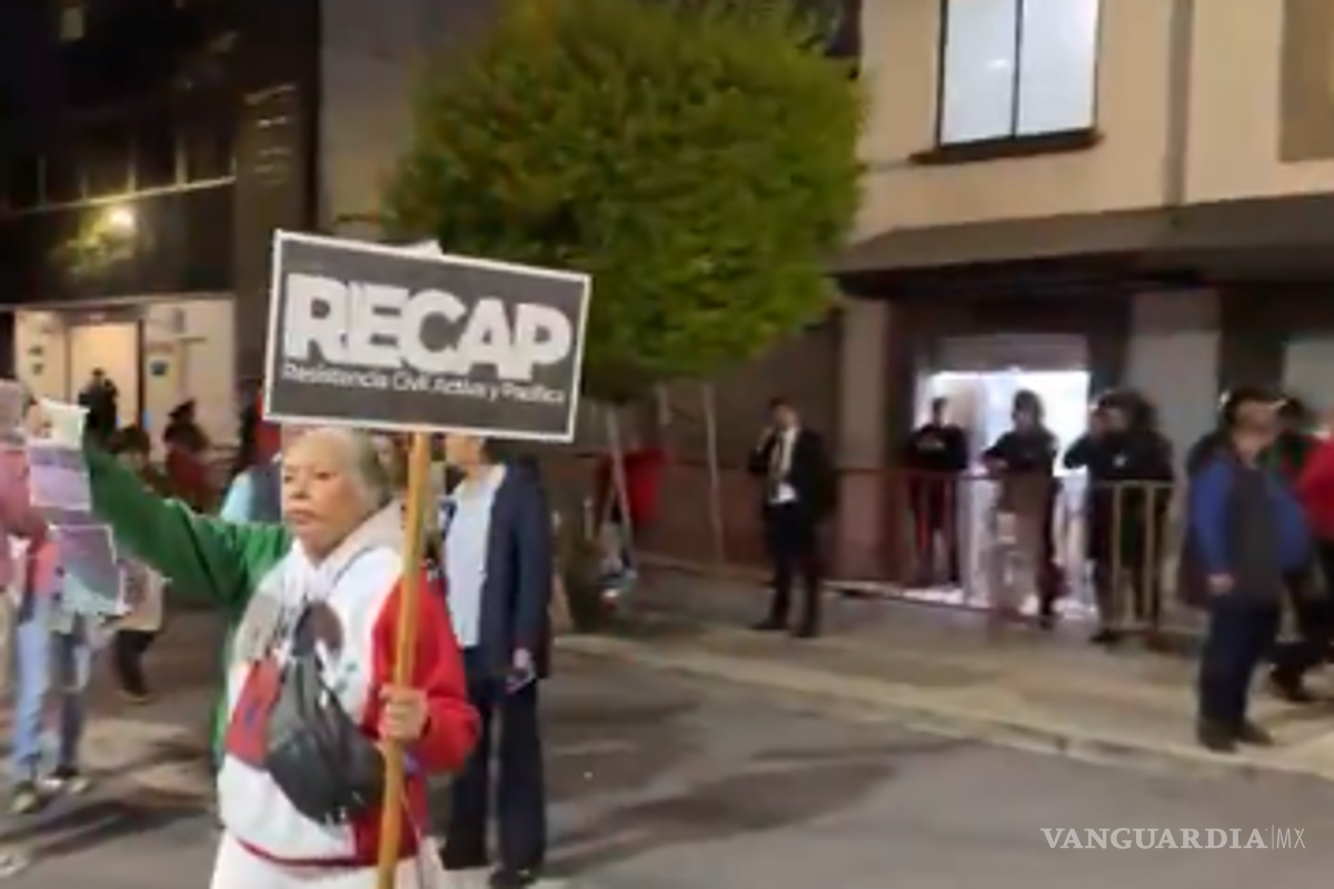Manifestantes se juntan afuera del Senado, previo a toma de protesta de la nueva SCJN