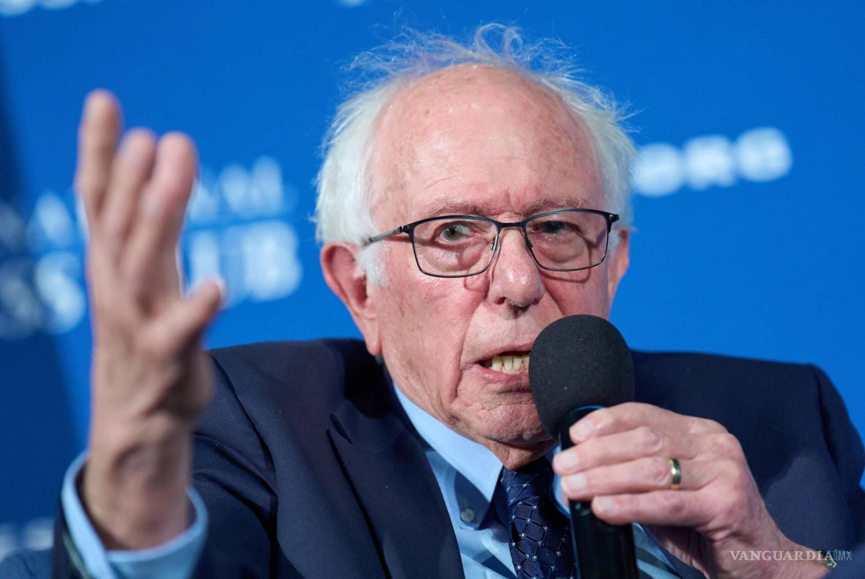 $!El senador Bernie Sanders habla sobre temas que incluyen la política y la inteligencia artificial en el National Press Club de Washington.