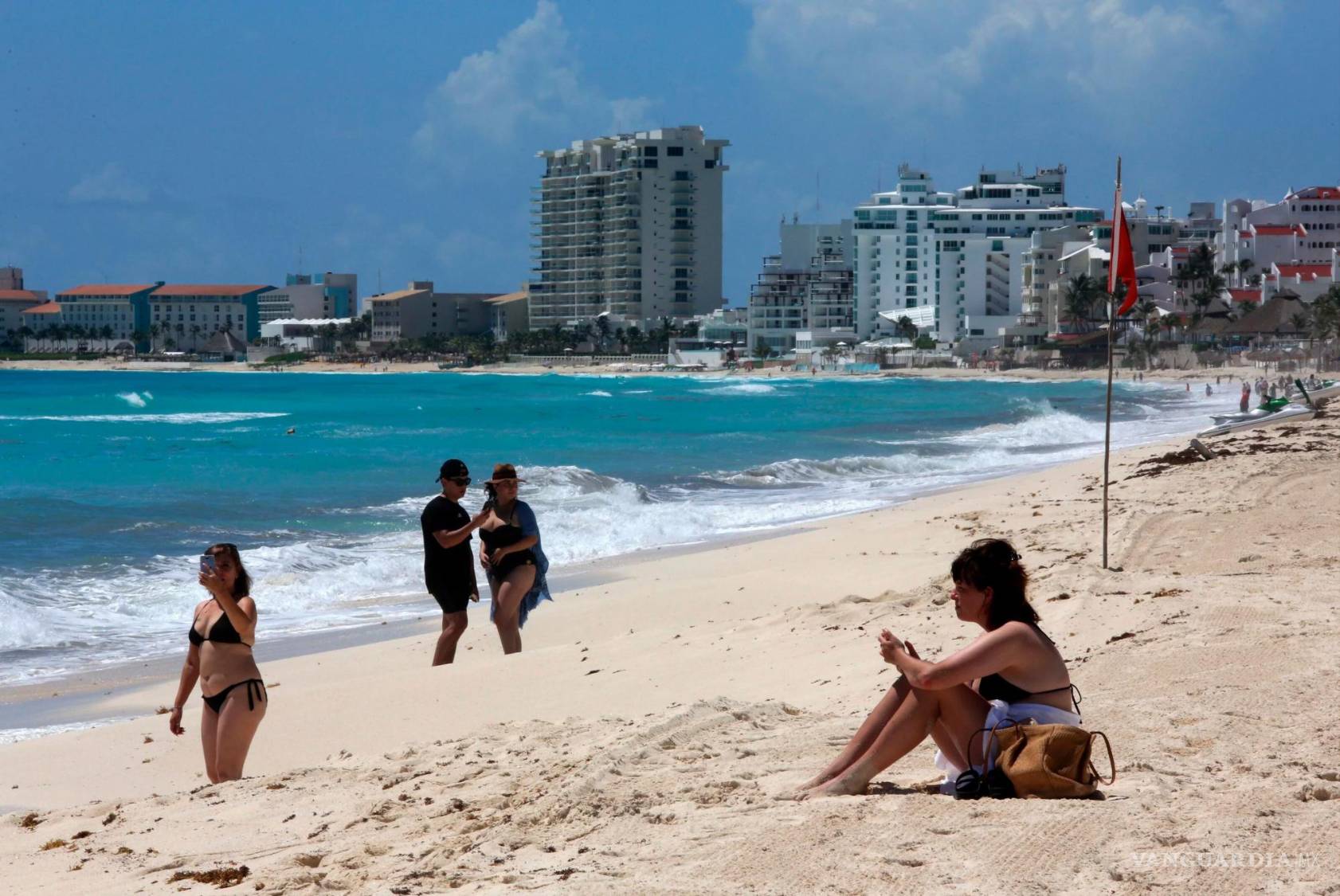 $!Los paseantes están volviendo nuevamente a las playas mexicanas.