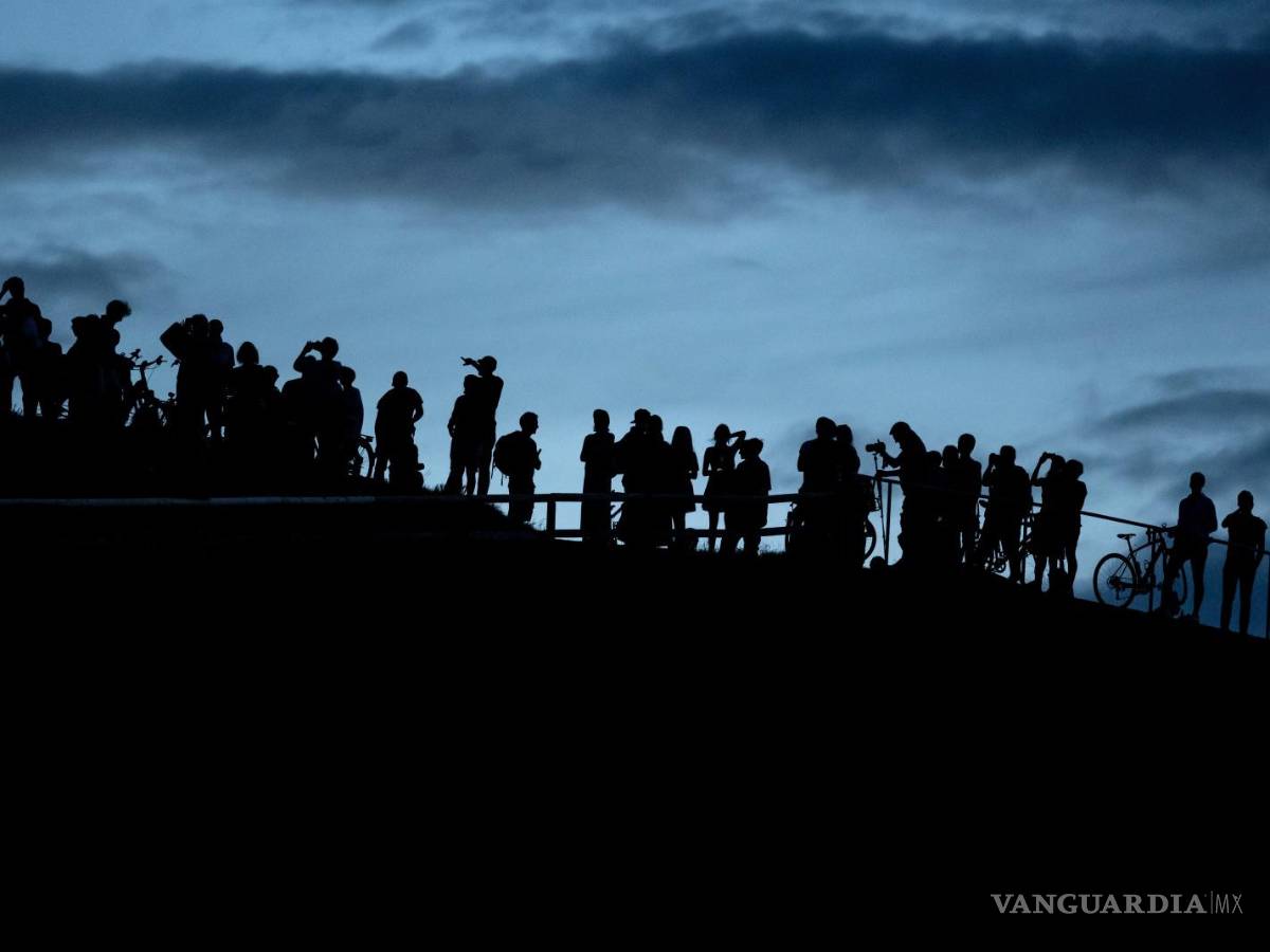 $!Un grupo de personas observa desde el Olympiaberg el atardecer y la aparición de la luna, en Múnich, Alemania, el 13 de julio de 2022.