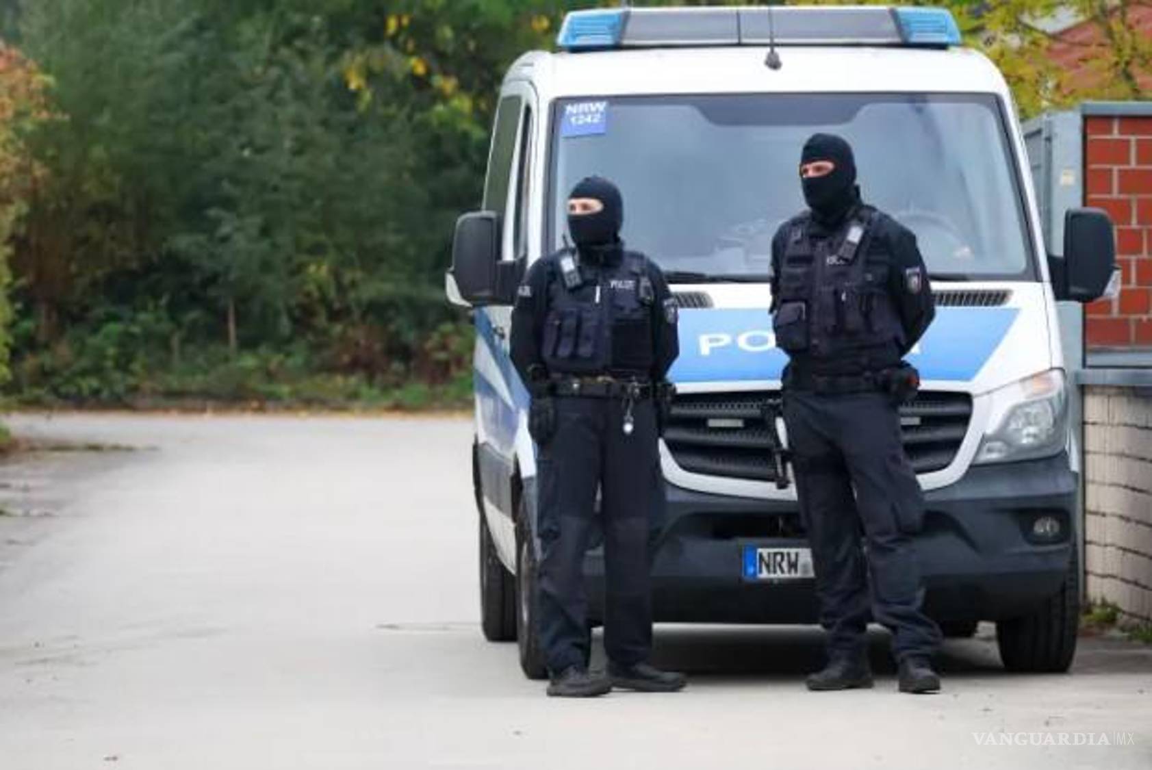 $!Agentes de policía se encuentran apostados en la entrada de la casa del expresidente del Servicio Federal de Inteligencia (BND), August Hanning, en Nordwalde, Alemania, el 6 de octubre de 2026.