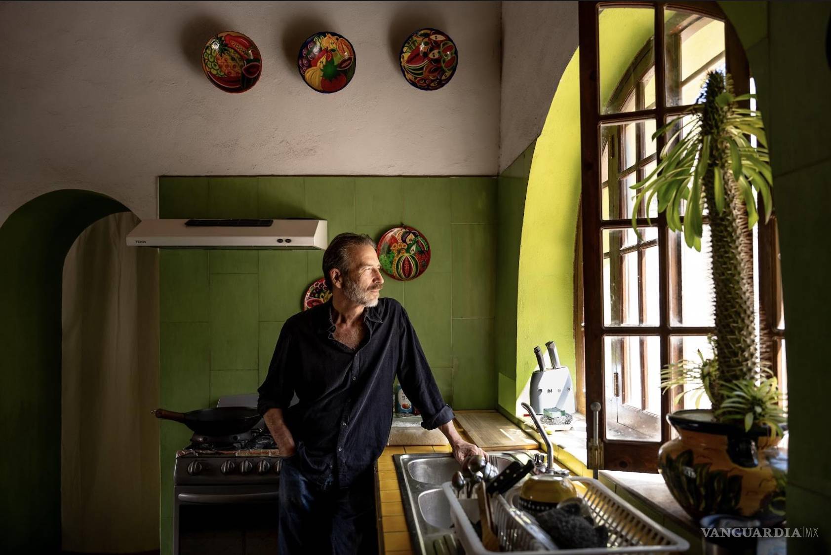 $!Germán, fotógrafo, abrió su casa en pandemia para compartir la mesa.