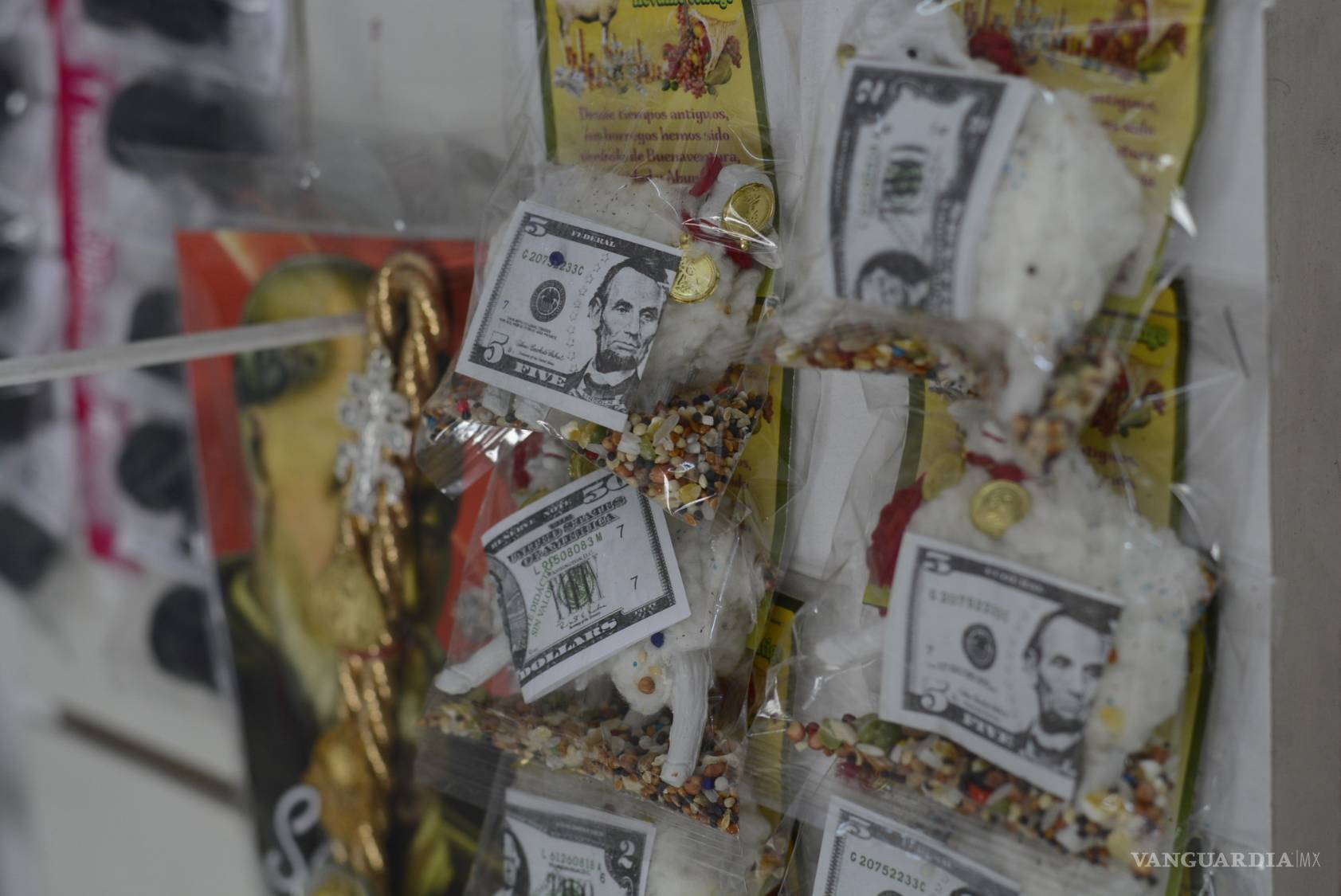 $!Se ‘amarran’ saltillenses al amor con rituales de fin de año