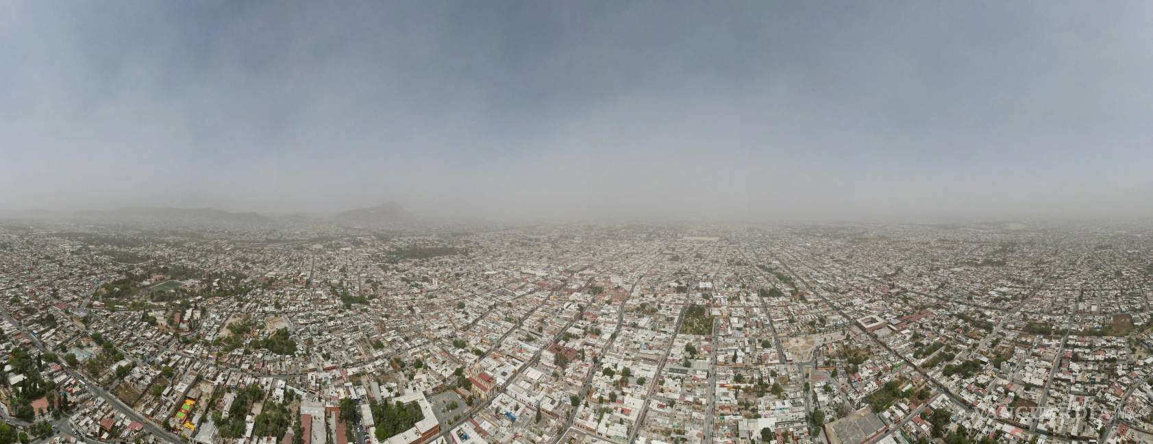 $!Saltillo también está siendo afectada por la acumulación de polvo que eleva los niveles de contaminación en la ciudad.