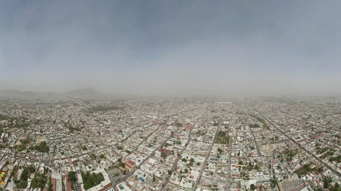 $!Saltillo también está siendo afectada por la acumulación de polvo que eleva los niveles de contaminación en la ciudad.