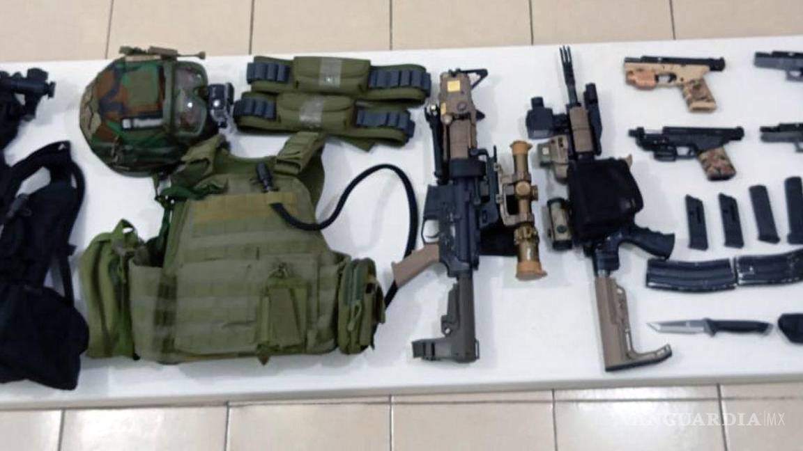 $!Detienen en Atlacomulco a estadounidense con armas y equipo táctico; portaba credencial con leyenda ‘CIA’