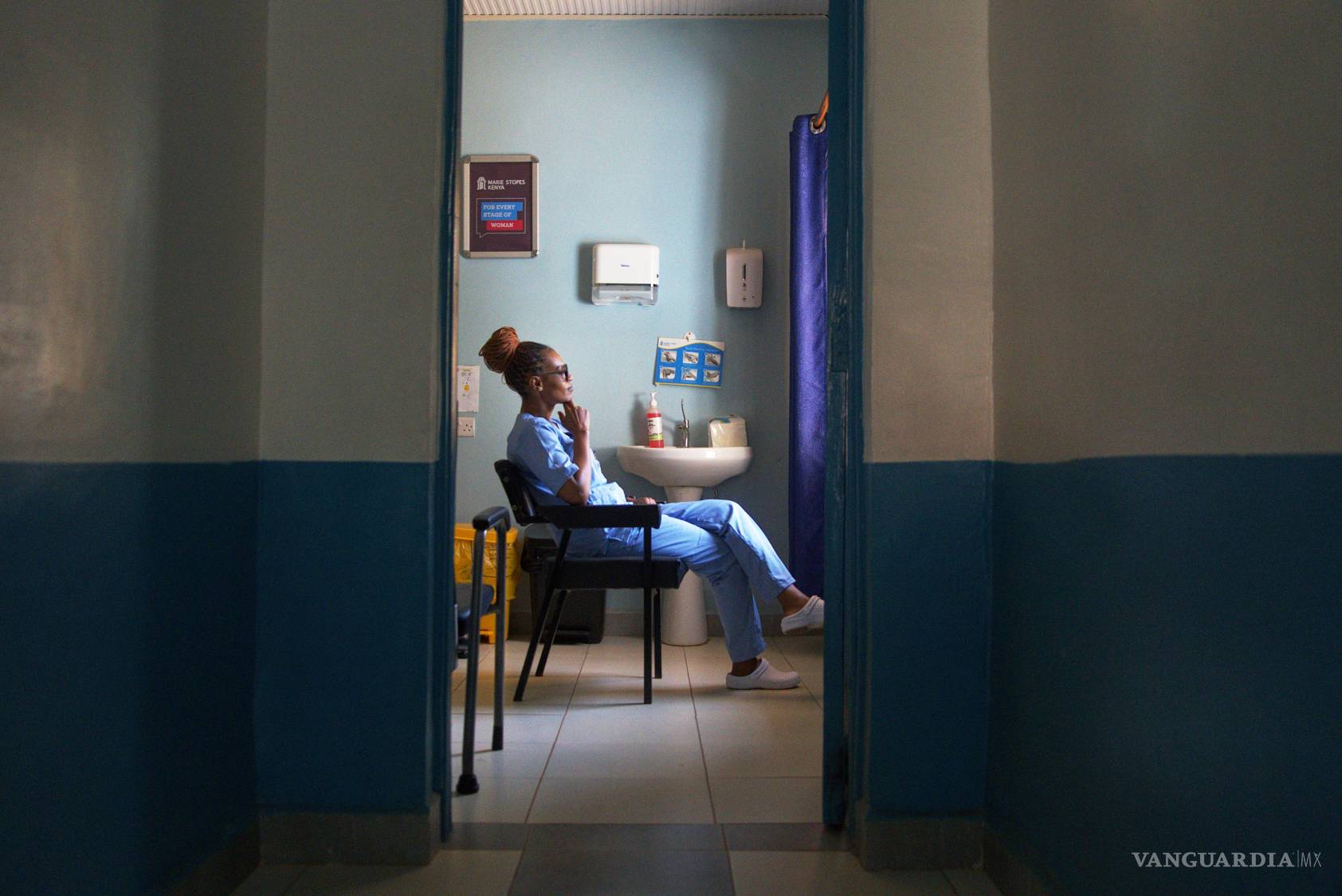 $!Hannah Ruguru, una trabajadora sanitaria de la clínica Marie Stopes, en una sala de consultas en Kisumu, Kenia, el 18 de julio de 2025.