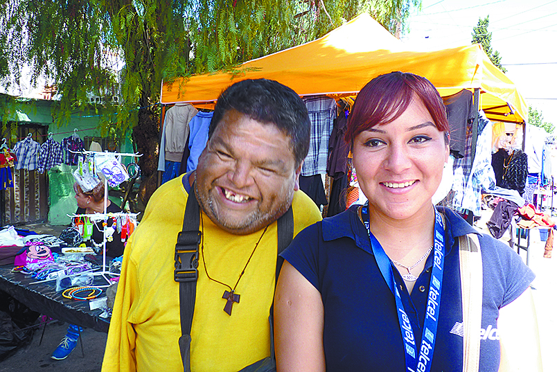$!El hombre sin brazos que trabaja en los mercados de la ciudad