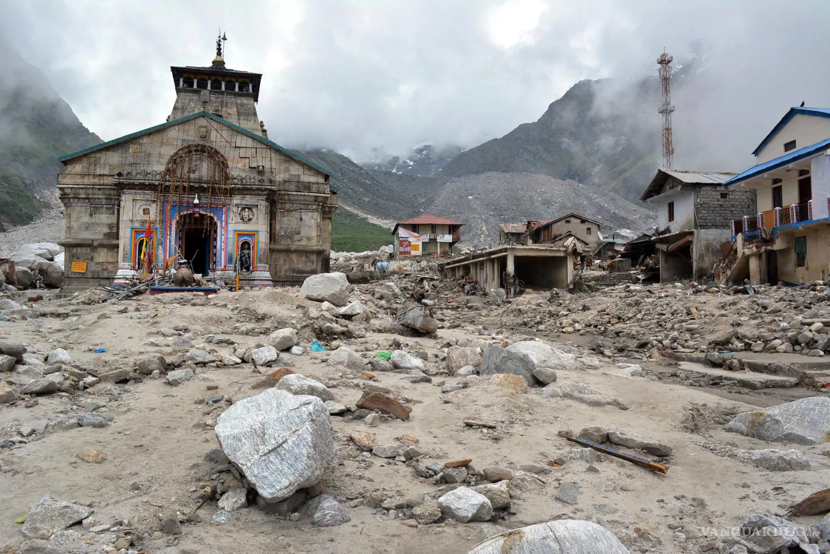 $!En esta imagen, tomada el 20 de junio de 2013, el santuario de Kedarnath, uno de los templos más sagrados del hinduismo, y otros edificios próximos, dañados tras las lluvias el monzón en el norte de India.