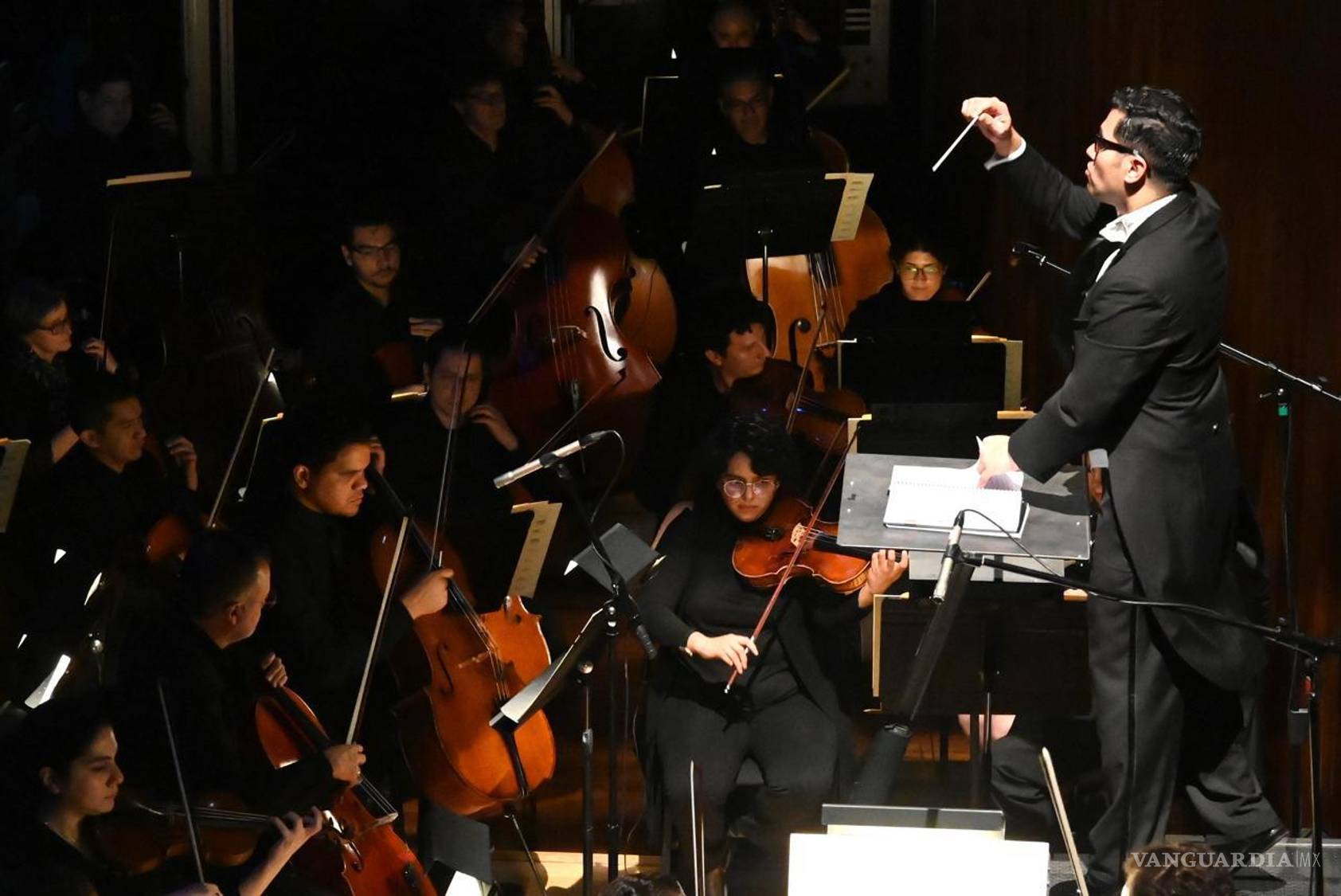 $!Así fue el debut del saltillense Alejandro Miyaki al frente de la Ópera de Bellas Artes